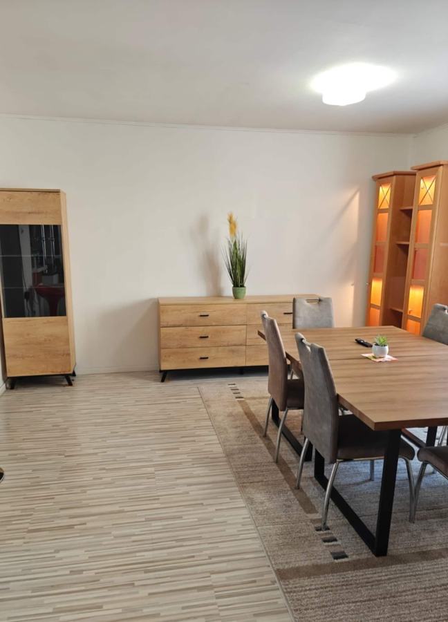 Prostorný obývák, jídelní stůl, komoda a vitrína